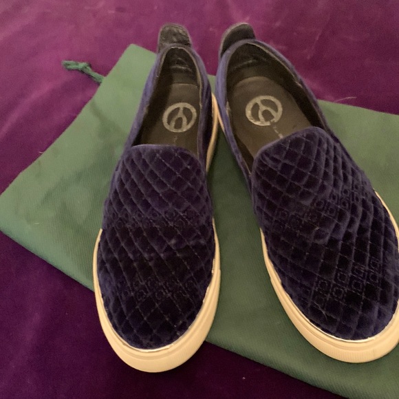 Wishbone Shoes - Velour like Wishbone slip on shoes, Sz 6